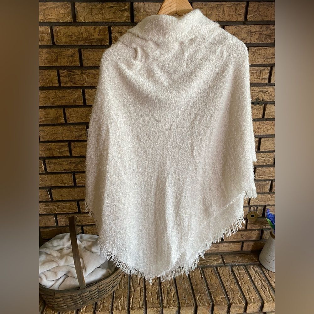 White poncho - Picture 2 of 4